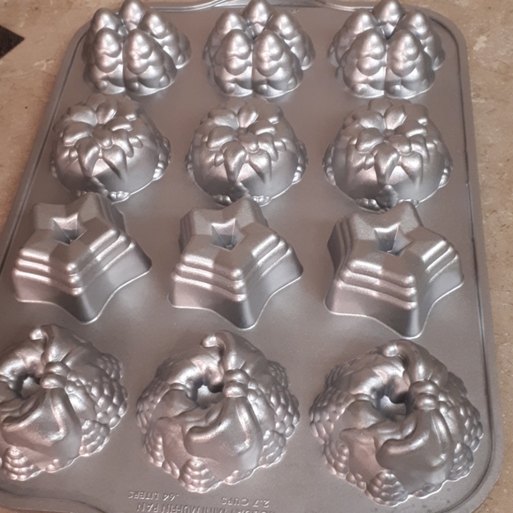 Nordic Ware holiday mini muffin pan - Picture 1 of 6